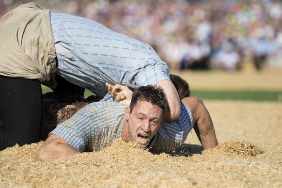 Kilian Wenger, unten, kaempft gegen Armon Orlik, hinter, am Eidgenoessischen Schwing- und Aelplerfest (ESAF) Estavayer2016 in Payerne, am Samstag, 27. August 2016. (KEYSTONE/Jean-Christophe Bott)