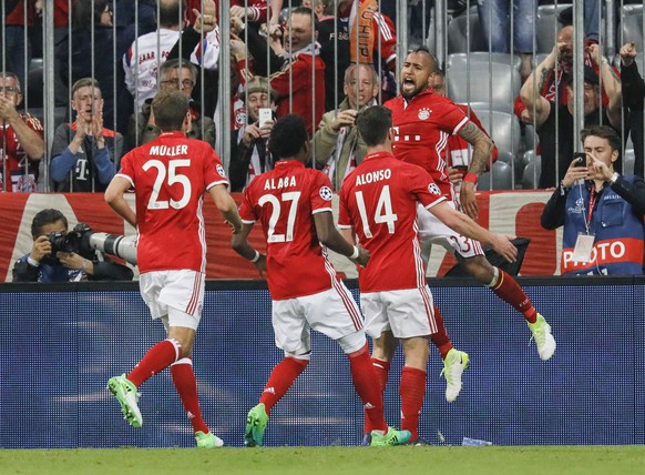 epa05904991 Bayern&#039;s Arturo Vidal (R) celebrates with teammates after scoring the 1-0 goal during the UEFA Champions League quarter final, first leg soccer match between Bayern Munich and Real Ma ...