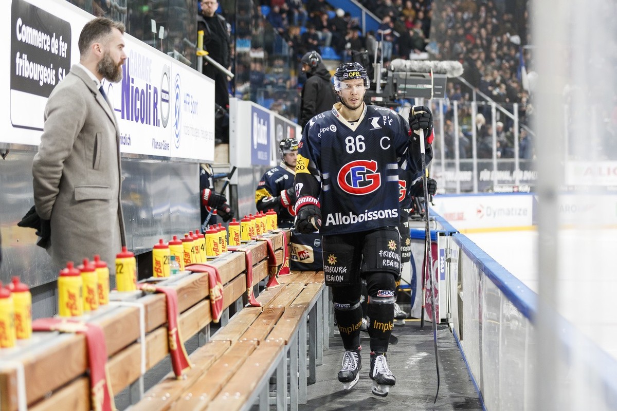 L'entraineur fribourgeois Christian Dube, gauche, avec l'attaquant fribourgeois Julien Sprunger, droite, lors de la rencontre du championnat suisse de hockey sur glace de National League ent ...