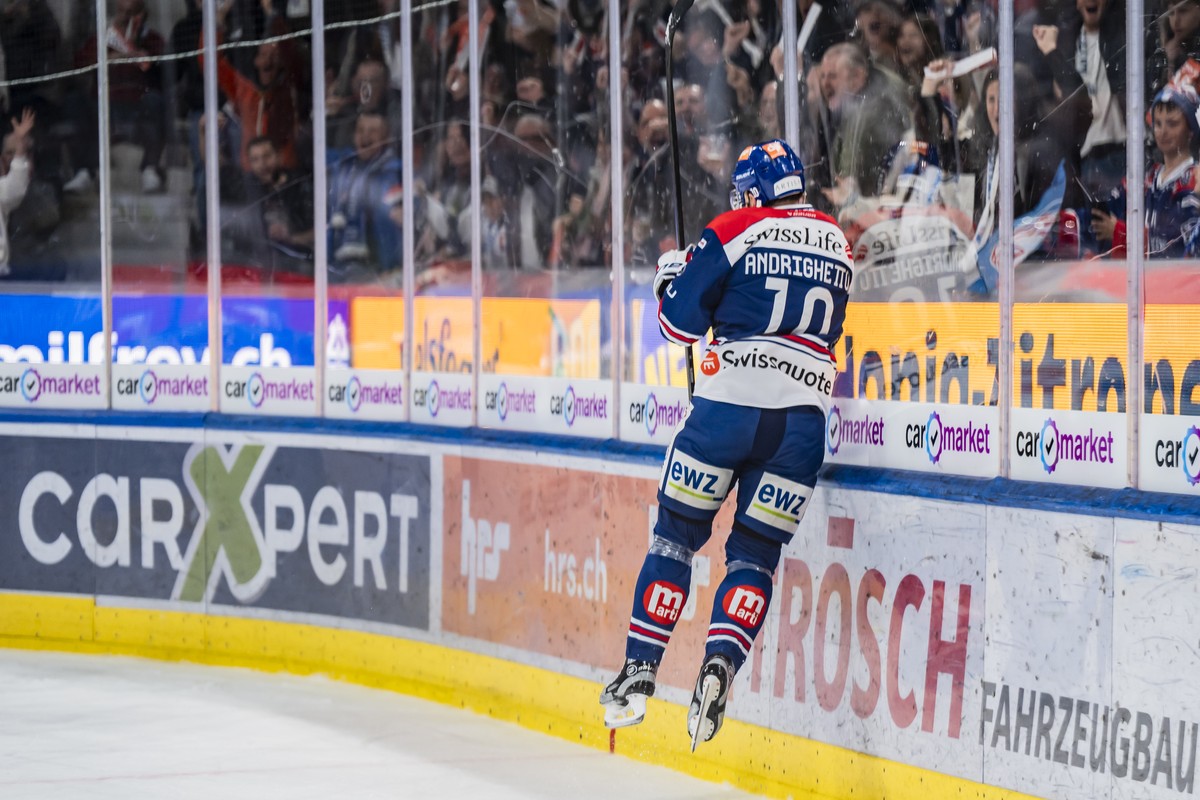 Sven Andrighetto (ZSC) bejubelt den Treffer zum 2:2 im zweiten Playoff Final Spiel der Eishockey National League zwischen den ZSC Lions, ZSC, und dem Lausanne HC, am Donnerstag 17. April 2025 in der S ...