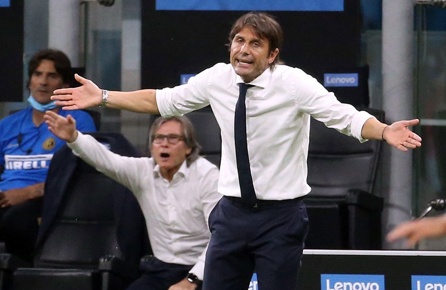 epa08571526 Inter Milan&#039;s head coach Antonio Conte reacts during the Italian Serie A soccer match between Inter Milan and SSC Napoli at Giuseppe Meazza stadium in Milan, Italy, 28 July 2020. EPA/ ...