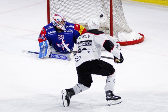 Lausanne HC Verteidiger Erik Braennstroem (Brannstrom) schiesst in der Verlaengerung das Tor zum 2-3 Siege gegen EHC Kloten Torhueter Davide Fadani waehrend dem Qualifikationsspiel der Eishockey-Meist ...