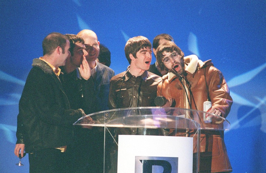 OASIS British Pop Group no left to right Seen at the 1996 Brit Awards. COMPULSORY CREDIT: UPPA/Photoshot Photo UIW 011039/K-17 19.02.1996 OASIS British Pop Group no left to right Seen at the 1996 Brit ...