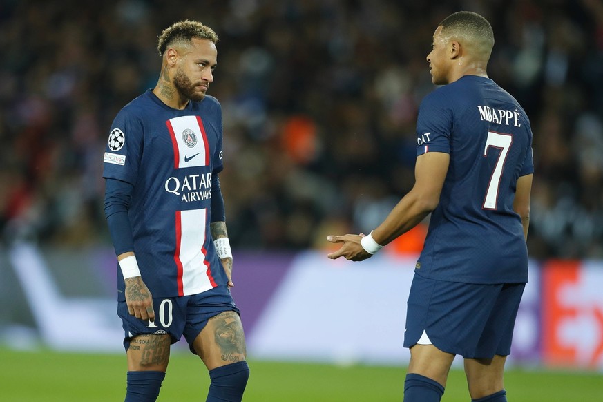 L-R Neymar, Kylian Mbappe PSG, OCTOBER 11, 2022 - Football / Soccer : UEFA Champions League group stage Matchday 4 Group H match between Paris Saint-Germain 1-1 SL benfica at the Parc des Princes in P ...