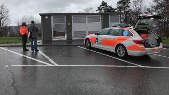 Medienmitteilung vom 23. Dezember 2022



 

Hägendorf, Autobahn A2: Fahrzeug kollidiert mit Trafo-Haus (Zeugenaufruf)

 

Auf dem Rastplatz Eggberg der Autobahn A2 bei Hägendorf prallte zwischen Donn ...