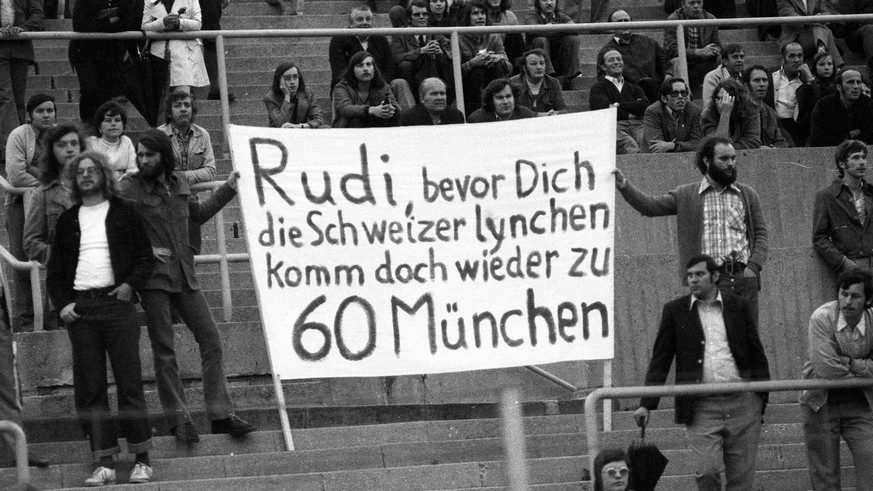 Rudi Brunnenmeier mit dem FC Zürich zum Freundschaftsspiel beim TSV 1860 München, die Fans hätten ihn gerne zurück

Rudi Meier wells with the FC Zurich to Friendly match the TSV 1860 Munich The suppor ...