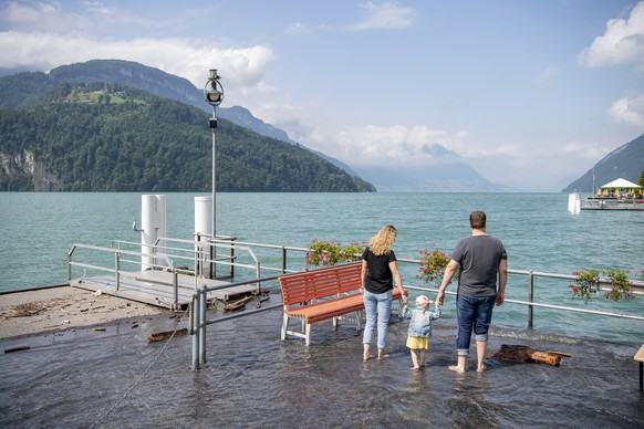 Das Hochwasser am Vierwaldstaettersee stabilisiert sich, wie hier beim Schiffsanlegeplatz in Brunnen SZ, am Sonntag, 18. Juli 2021. (KEYSTONE/Urs Flueeler)