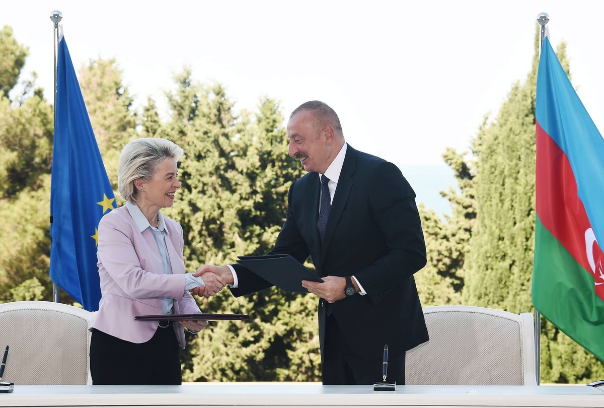 epa10077803 A handout photo made available by Azerbaijan's President press service shows Azerbaijan's President Ilham Aliyev (R) exchanging signed documents with European Commission Presiden ...