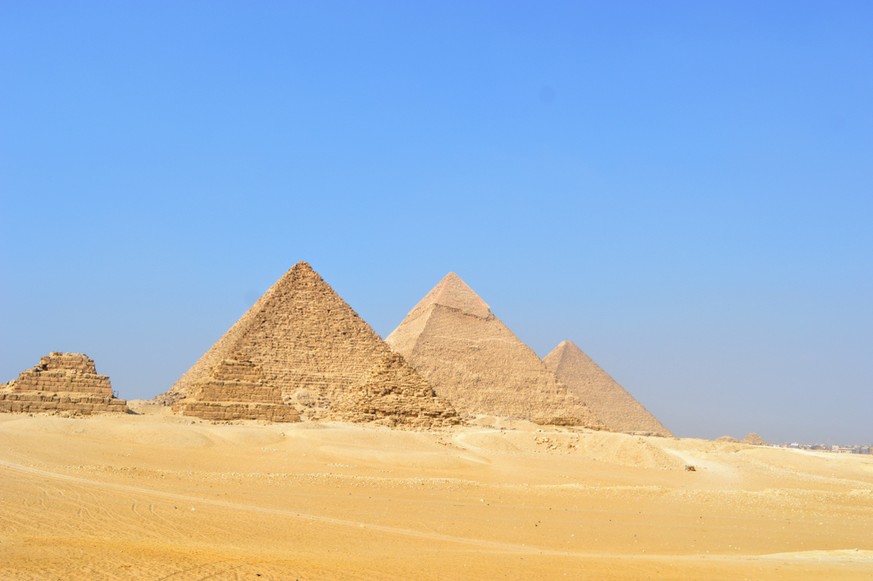 Die Cheops-Pyramide im Hintergrund (rechts) ist die grösste der drei Pyramiden von Gizeh.