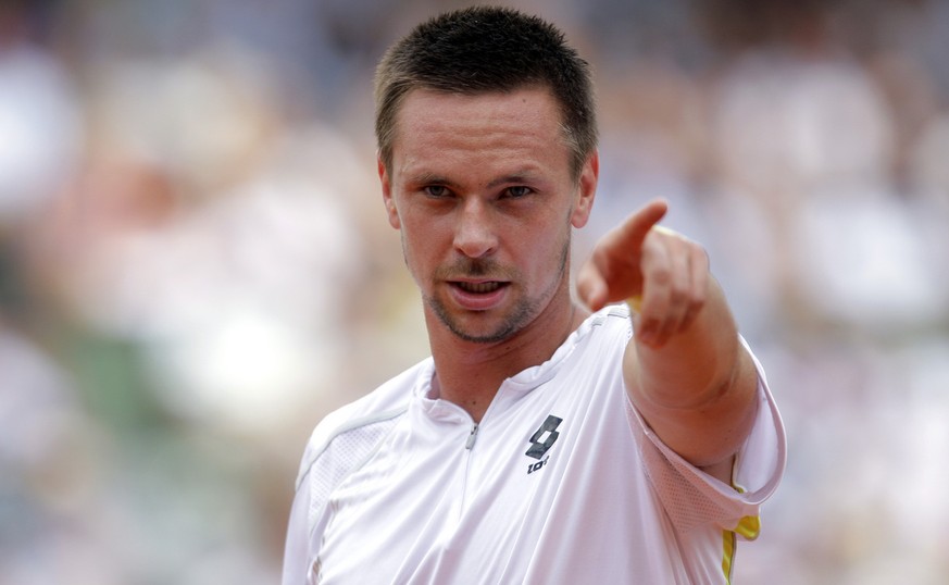 Sweden&#039;s Robin Soderling gestures as he plays defending champion Spain&#039;s Rafael Nadal during their fourth round match of the French Open tennis tournament at the Roland Garros stadium in Par ...