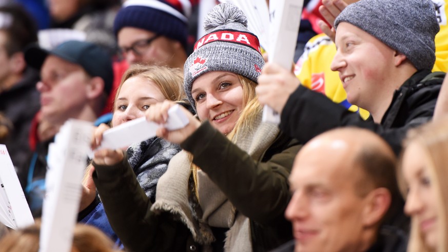 Canada fans during the game between Team Canada and Mountfield HK at the 91th Spengler Cup ice hockey tournament in Davos, Switzerland, Tuesday, December 26, 2017. (Keystone/Melanie Duchene)