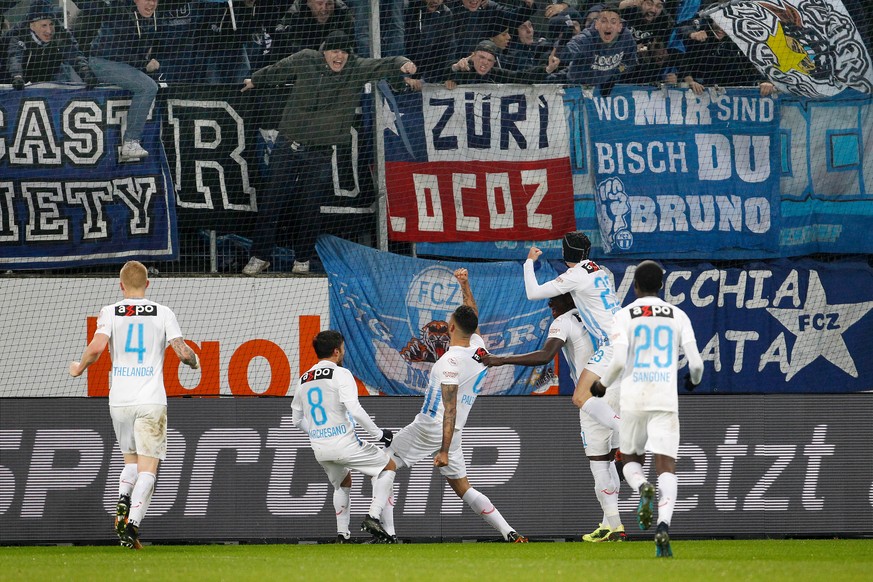 Die Spieler des FC Zuerich freuen sich nach dem 1:2 Siegestreffer durch Raphael Dwamena, 3.v.r., der hier mit v.l., Rasmus Thelander, Antonio Marchesano, Victor Palsson, Fabian Rohner und Sangone Sarr ...