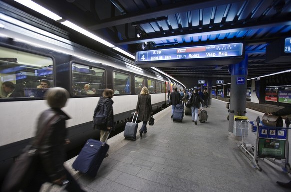 Passengers walk along the platform at Zurich Airport train station in Kloten in the canton of Zurich, Switzerland, pictured on October 3, 2008. (KEYSTONE/Gaetan Bally)

Reisende gehen am Bahnhof Zueri ...