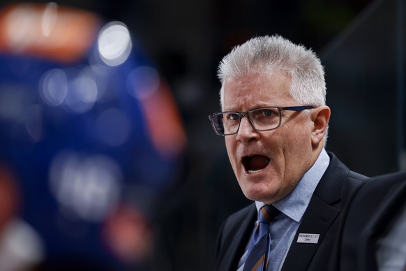 ZSC Trainer Marc Crawford gibt Anweisungen waehrend der Meisterschaftspartie der National League zwischen den ZSC Lions und Genf Servette HC, am Samstag, den 2. Dezember 2023, in der Swisslife Arena i ...