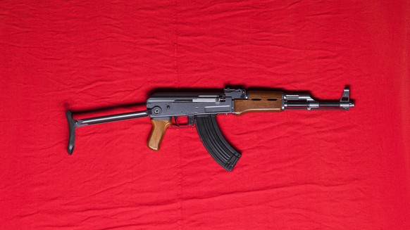 Kalashnikov Maschinengewehrr AK-47 auf einem roten Hintergrund