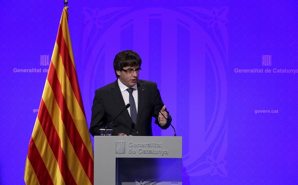epa06239943 Catalan President, Carles Puigdemont, gives a press conference, in Barcelona, northeastern Spain, 02 October 2017. Puigdemont asked for an &#039;international mediation&#039; to deal with  ...
