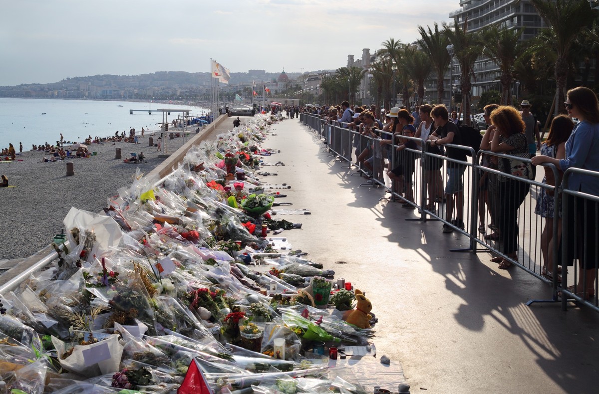Recueillement sur la promenade des Anglais à Nice après l'attentat