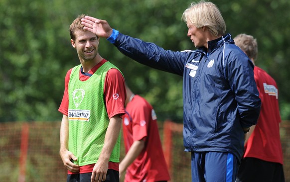 Austria&#039;s Andreas Ivanschitz, left, and his coach Joern Andersen are seen during a training session of his new club Mainz 05, in Flachau, Austria, Tuesday, July 21, 2009. (AP Photo/Andreas Schaad ...