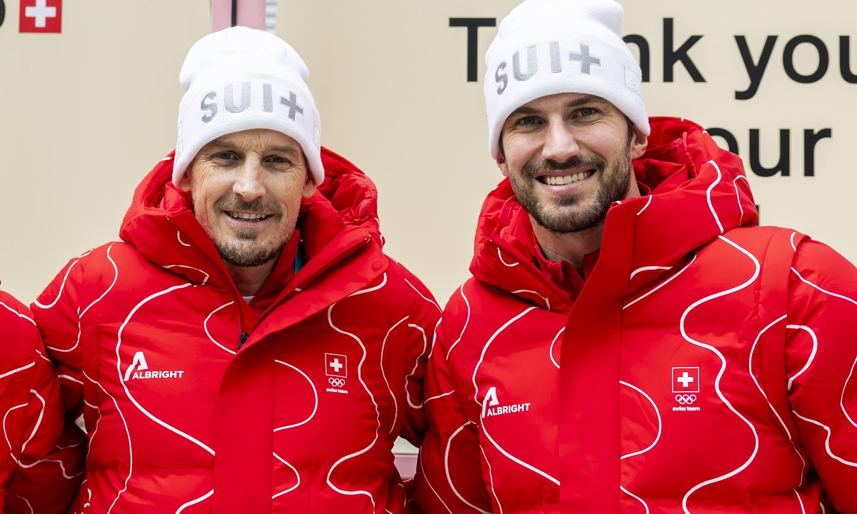 KEYPIX - Patrick Fischer, centre, head coach of the Swiss national ice hockey team, poses with his players Andrea Glauser, left, and Roman Josi, right, during a press conference of Switzerland?s ice h ...