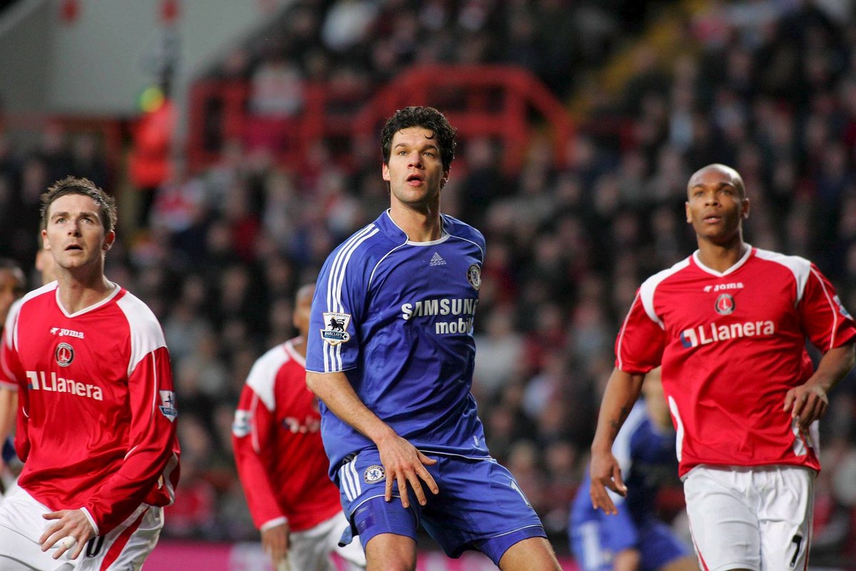 Chelsea's Michael Ballack watches for the ball from a corner shot in their Barclays Premiership League clash with Charlton Athletic at the Valley Stadium in London 03 February 2007. EPA/Lindsey P ...