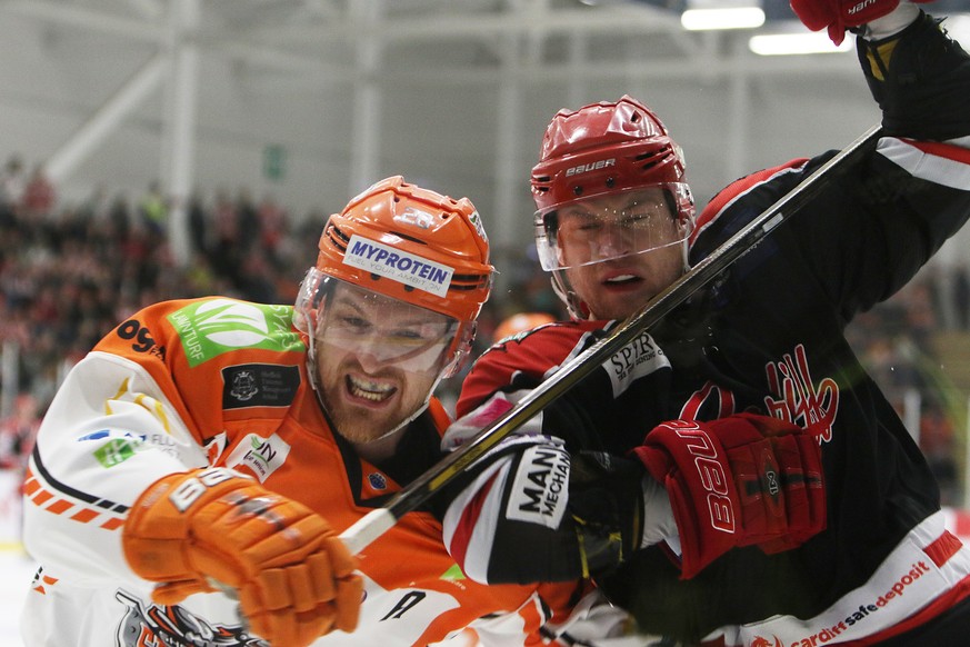 Devils-Spielertrainer Andrew Lord im Zweikampf mit einem Spieler von Sheffield.