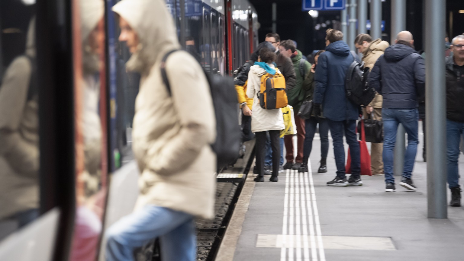 Pendler steigen in einen Zug ein am Bahnhof in Bellinzona am Mittwoch, 6. Dezember 2023. Die Tessiner Pendler gehen beim neuen Fahrplan leer aus. Die SBB lassen ab dem 10. Dezember 31 Personenzuege du ...