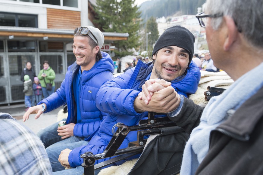 Dino Wieser und Andreas Ambuehl, von links, an der Meisterfeier des HC Davos, am Samstag, 18. April 2015, in Davos. Der HC Davos war am Freitag, 10. April 2015 zum 31. Mal Schweizer Eishockey Meister  ...