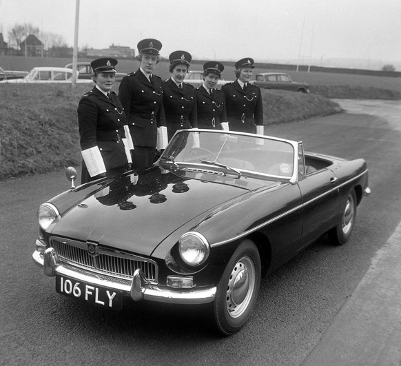 POLICE 5 NEW SPEED COPS STAND OPEN MG ; 5 APRIL 1963, Copyright: Topfoto PUBLICATIONxINxGERxSUIxAUTxONLY UnitedArchivesIPU454310 5 APRIL 1963 WOMEN POLICE CONSTABLES, ELIZABETH FISHER AND DOROTHY FARR ...