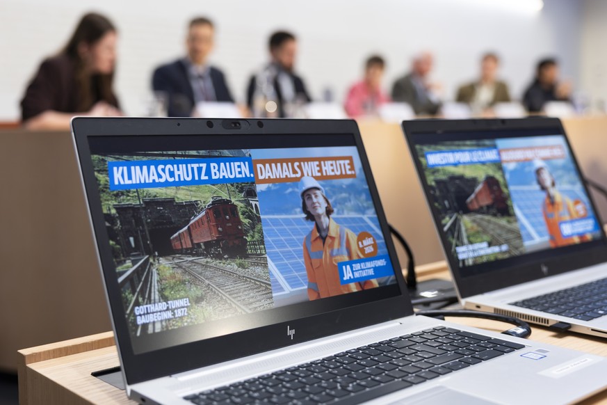 Ein Bild der Kampagne der Klimafonds-Initiative wird auf einem Bildschirm angezeigt, waehrend einer Medienkonferenz zur Lancierung der Kampagne der Klimafonds-Initiative, am Dienstag, 13. Januar 2026, ...