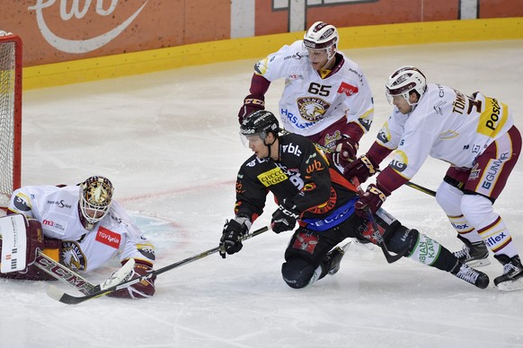 Der Berner Gaetan Haas, Mitte, beschaeftigt die Genfer Henrik Toemmenrens, Will Petschenig und Torhueter Robert Mayer, von rechts, im ersten Eishockey Playoff-Viertelfinalspiel der National League zwi ...