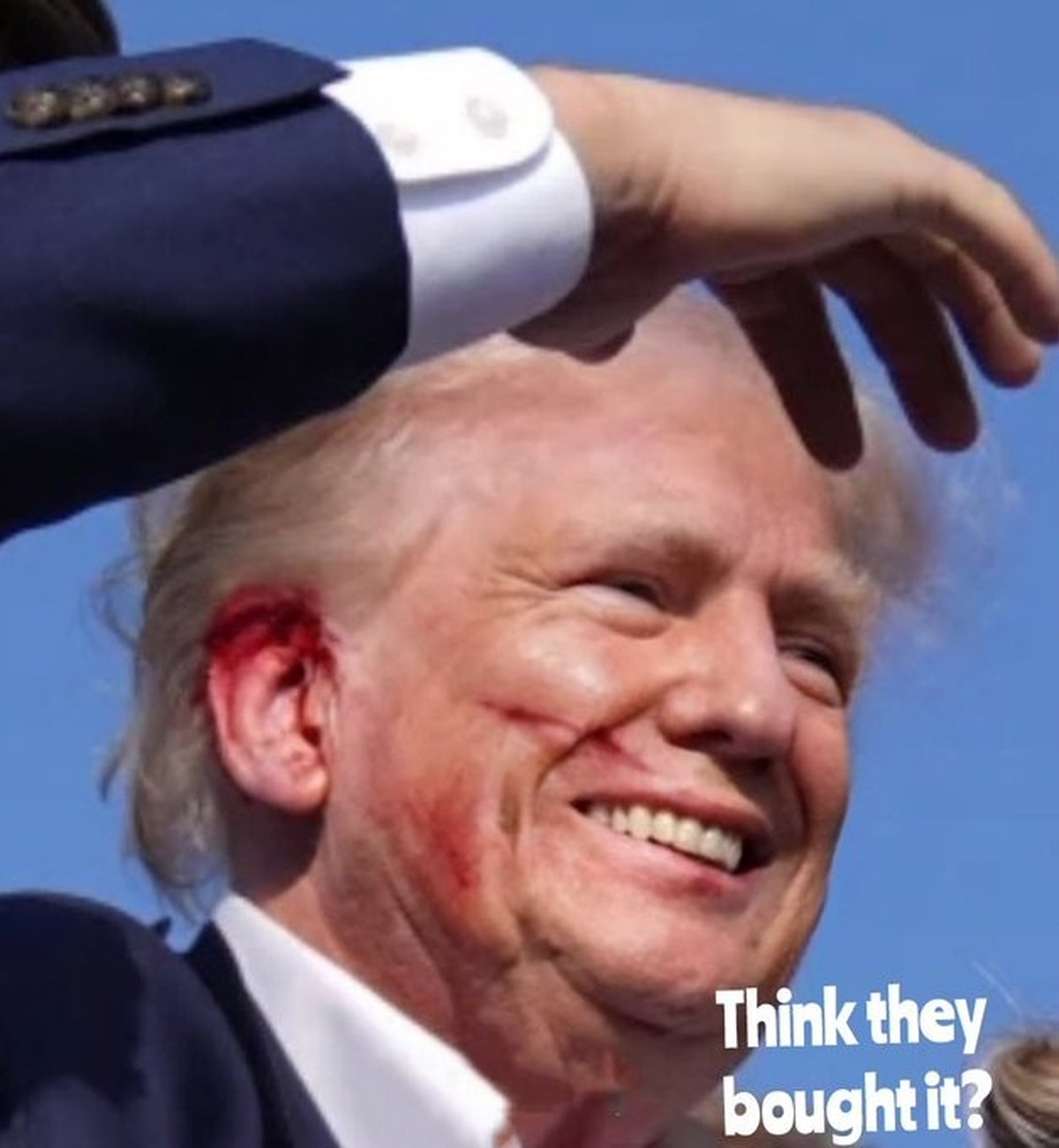 Auch dieses Foto wurde manipuliert. Trump lächelte nach dem Attentat nicht.