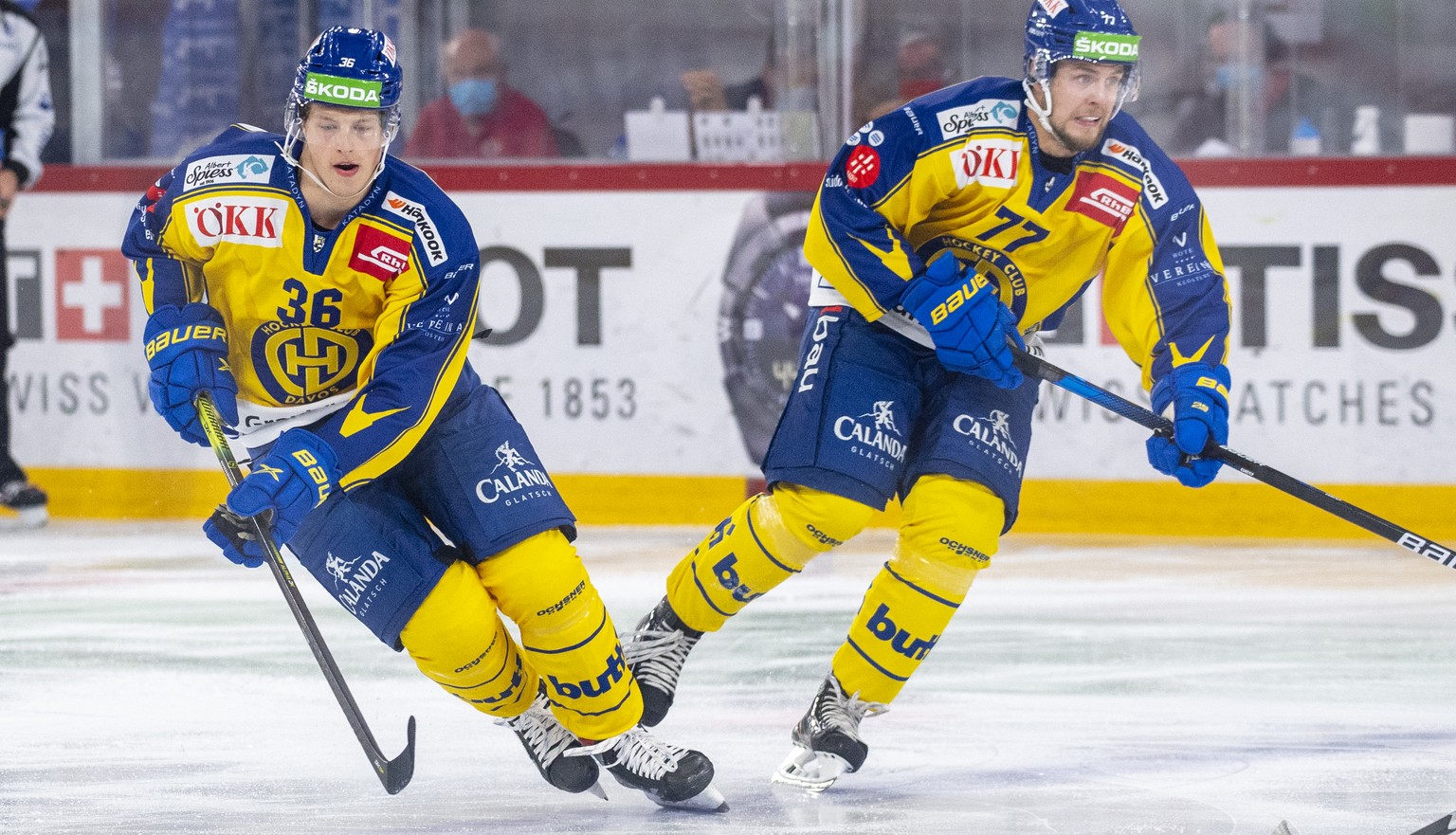 Davos-Spieler Simon Knak, links, und Teemu Turunen, rechts, waehrend einem Vorbereitungsspiel der National League, zwischen dem EHC Biel und dem HC Davos, am Mittwoch 23. September 2020 in der Tissot  ...