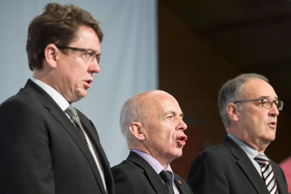Machten alle Karriere in der Agrarwirtschaft: SVP-Bundesräte Albert Rösti, Ueli Maurer und Guy Parmelin singen den Schweizer Psalm. (Balsthal, 29. Oktober 2016)