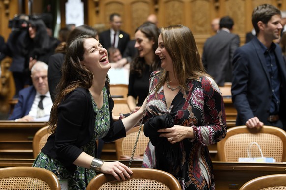 Leonore Burchett, GP-VD, kiri, dan Valentin Bethune, GP-VD, kanan, tertawa pada hari pertama sesi legislatif ke-51 Dewan Federal, Senin, 2 Desember 2019 di Dewan Nasional di Bern.  (Dasar/...
