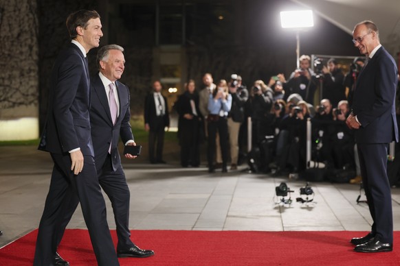 epa12594570 German Chancellor Friedrich Merz (R) welcomes US Special Envoy Steve Witkoff (2-L) and US president's son-in-law Jared Kushner (L) at the Federal Chancellery in Berlin, Germany, 15 De ...