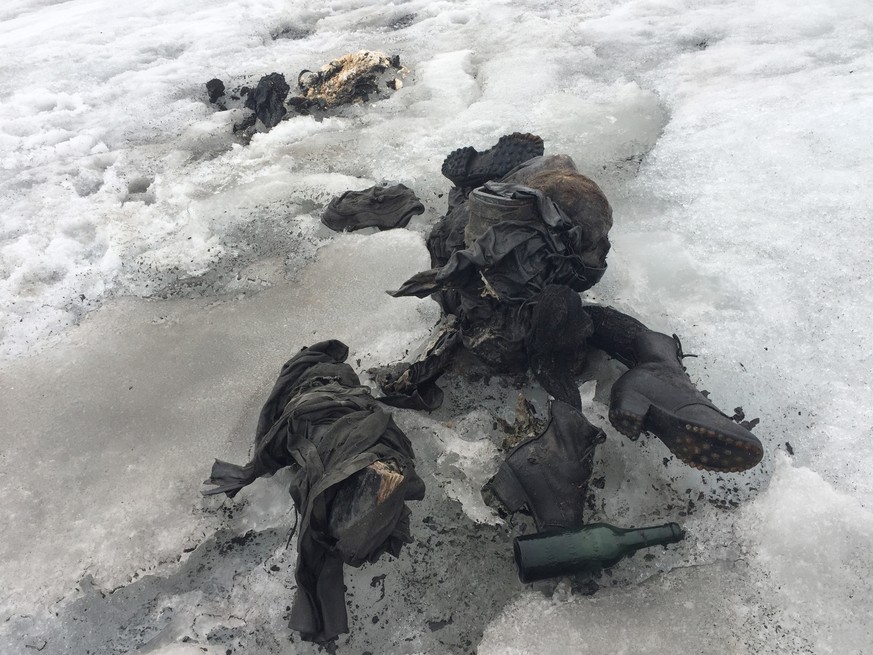 HANDOUT - Verwitterte Kleider, Bergschuhe und andere Gegenstaende, die auf dem Tsanfleuron-Gletscher im Gebiet des Glacier 3000 oberhalb von Les Diablerets VD am Donnerstag, 13. Juli 2017 zusammen mit ...