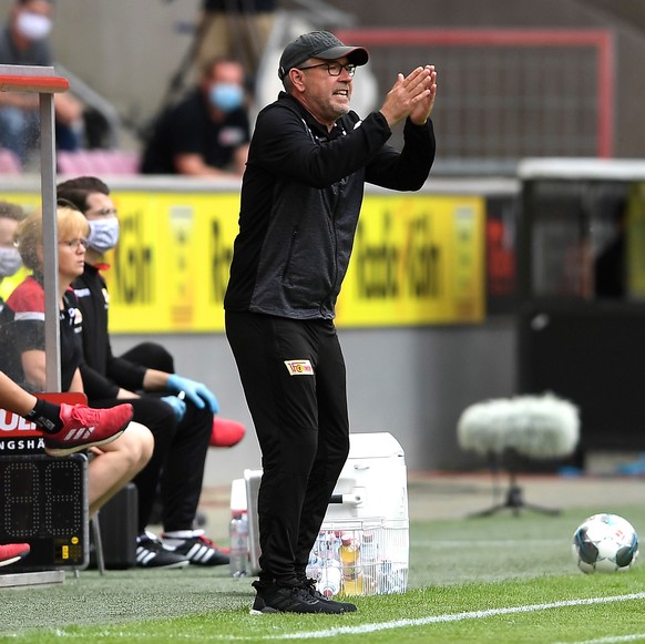 epa08482889 Urs Fischer, Head Coach of 1.FC Union Berlin gives his team instructions during the Bundesliga match between 1. FC Koeln and 1. FC Union Berlin at RheinEnergieStadion in Cologne, Germany,  ...