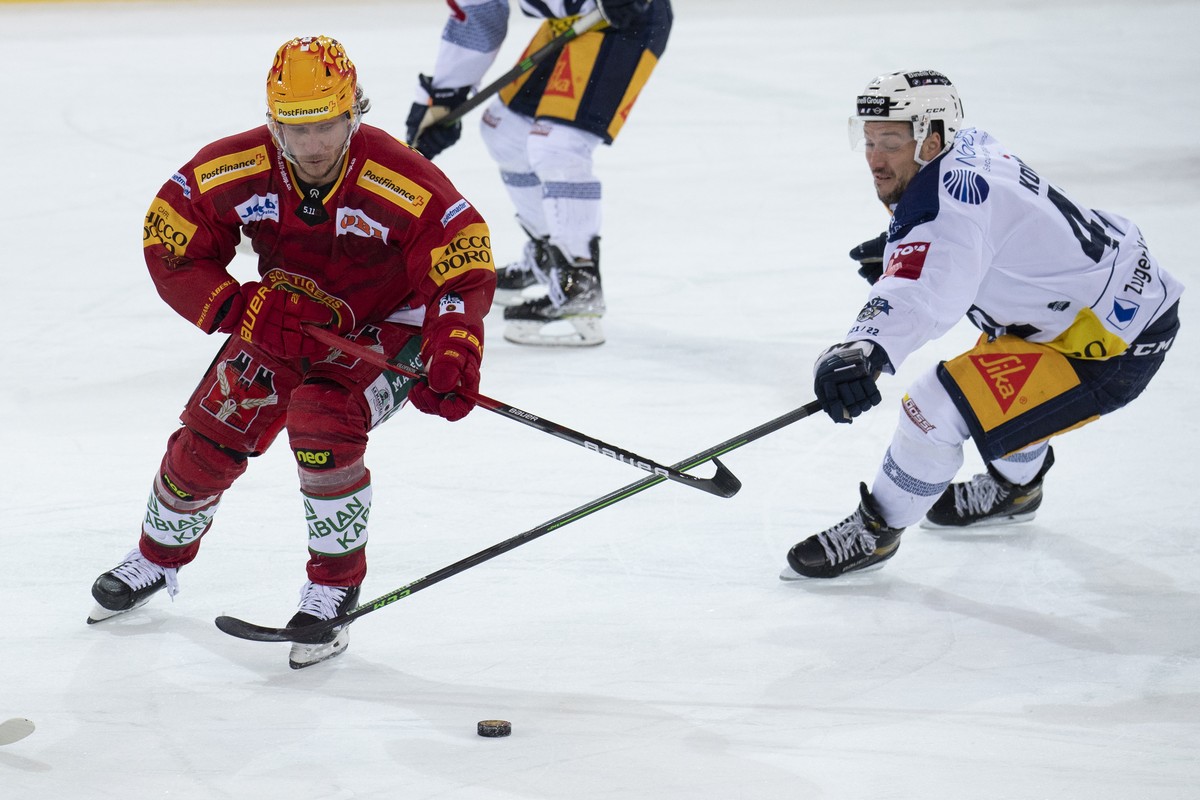 Tigers Topscorer Jesper Olofsson, links, im Kampf um den Puck gegen Zugs Jan Kovar, rechts, waehrend dem Qualifikationsspiel der Eishockey National League zwischen den SCL Tigers und dem EV Zug, am Sa ...