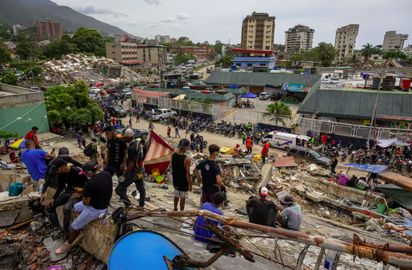 Menschen in La Guaira inmitten ihrer zerstörten Stadt nach dem verheerenden Erdbeben.
