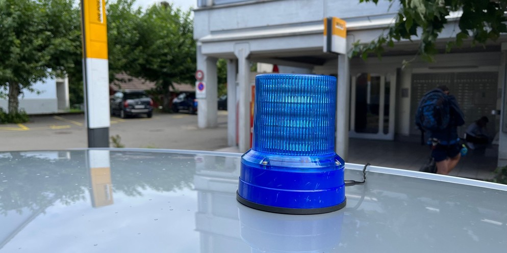 Am Freitag ist es in Elgg bei Winterthur zu einem versuchten Postraub gekommen. Bilder zeigen, wie zivile Fahrzeuge der Behörden vor der Postfiliale stehen. Der Täter soll noch auf der Flucht sein.