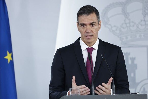 epa12949290 Spanish Prime Minister Pedro Sanchez speaks during a joint press conference with World Health Organization (WHO) director-general on the recent hantavirus outbreak linked to the MV Hondius ...