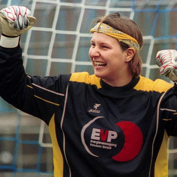 IMAGO / Contrast
Torhüterin Kathrin Lehmann (Potsdam) ballt die Fäuste