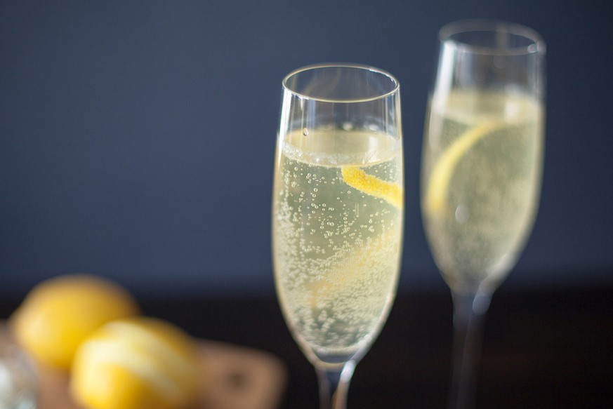 french 75 cocktail champagne champagner alkohol trinken https://www.thedrinkblog.com/french-75/
