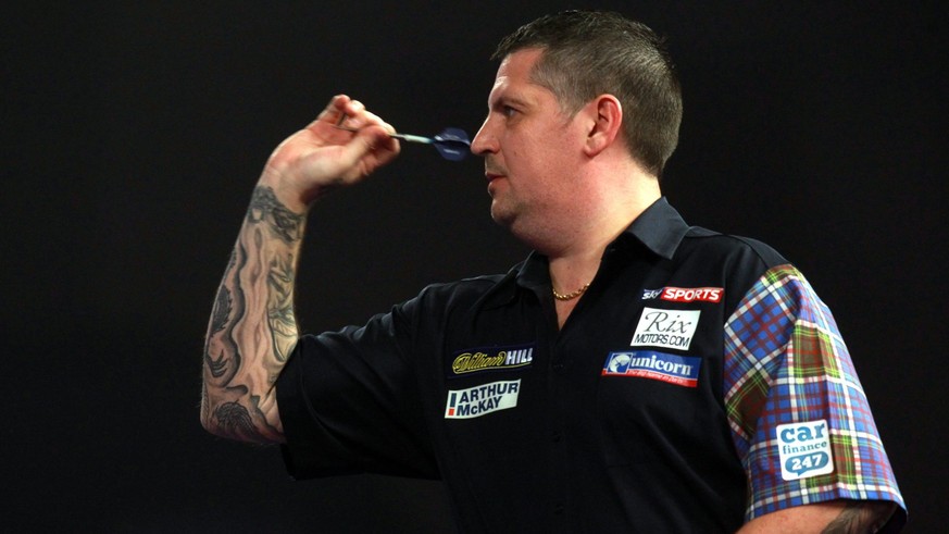 epa05087104 Gary Anderson during the William Hill World darts world championship final between Gary Anderson and Adrian Lewis at the Alexandra palace in North London, Britain, 03 January 2016. EPA/SEA ...