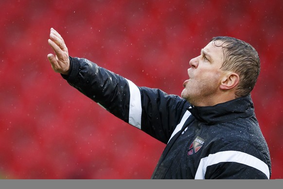 L&#039;entraineur neuchatelois Stephane Henchoz reagit lors de la rencontre de football de Super League entre Neuchatel Xamax FCS et FC Luzern ce dimanche 10 fevrier 2019 au stade de la Maladiere a Ne ...