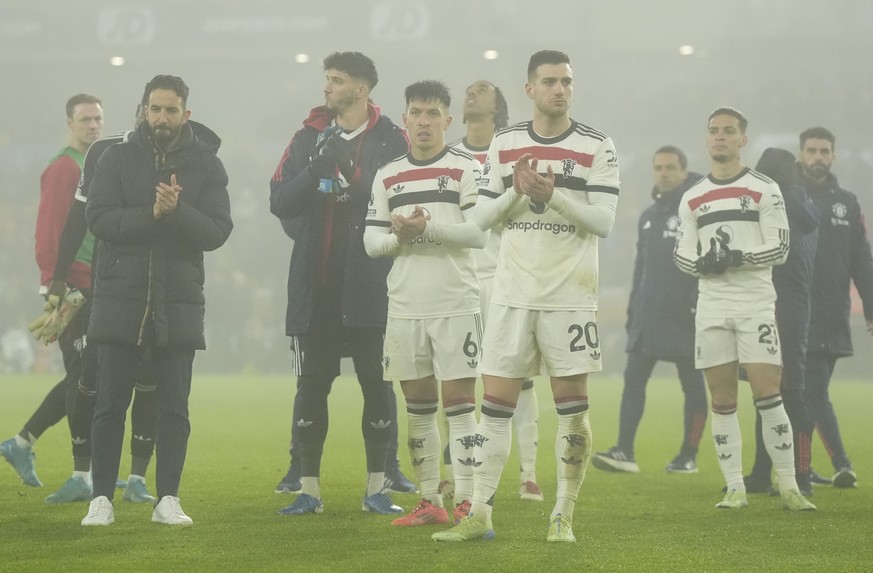 Manchester United manager Ruben Amorim, second from left, and his players applaud the fans after the English Premier League soccer match between Wolverhampton Wanderers and Manchester United at the Mo ...