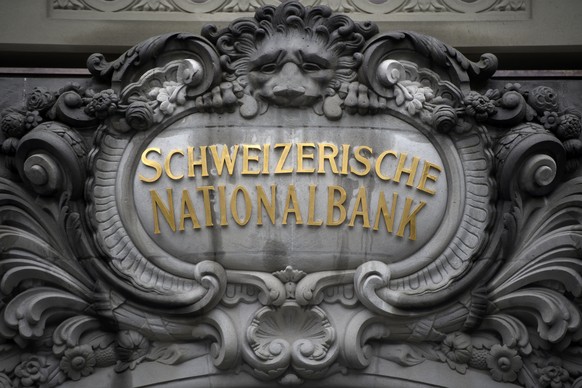 ARCHIVBILD ZUM SNB-VERLUST --- The facade of the Swiss National Bank SNB pictured at the Bundesplatz, one day prior to the semi-annual press conference of the Swiss National Bank (SNB BNS), in Bern, S ...