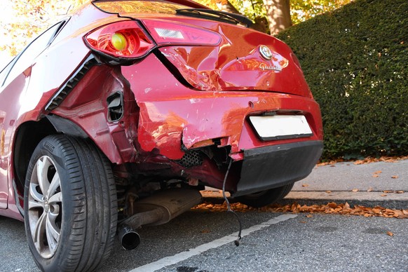 Unglücklicher kann das Einparkieren nicht ablaufen: Ein 82-jähriger Mann hat am Montag in Chur beim Versuch, seitlich auf einen freien Parkplatz zu fahren, vier weitere Autos beschädigt - teilweise er ...