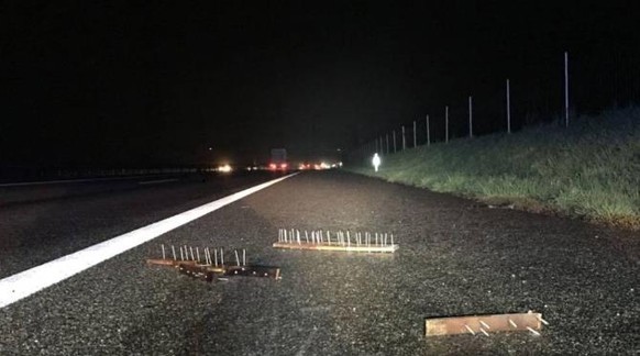 Wer hat am Montagmorgen diese vier gefährlichen Nagelbretter auf dem Pannenstreifen der A3 bei Möhlin AG deponiert?