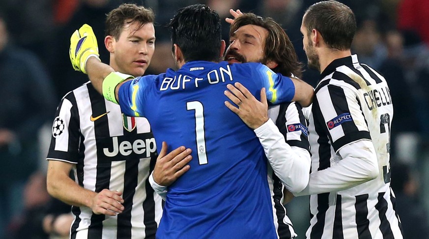 Der Schweizer und die Legenden: Lichtsteiner mit Goalie Buffon, Spielmacher Pirlo und Suarez-Opfer Chiellini.